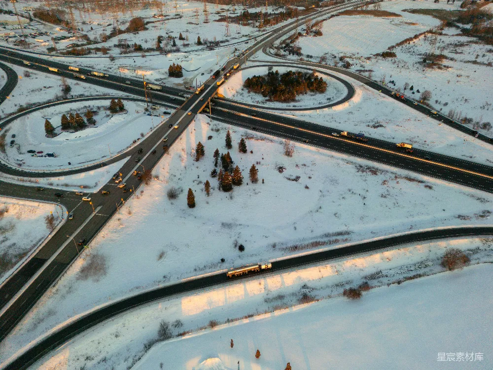 高清摄影 雪景 公路 交通 航拍 冬季 雪景下的繁忙公路交界