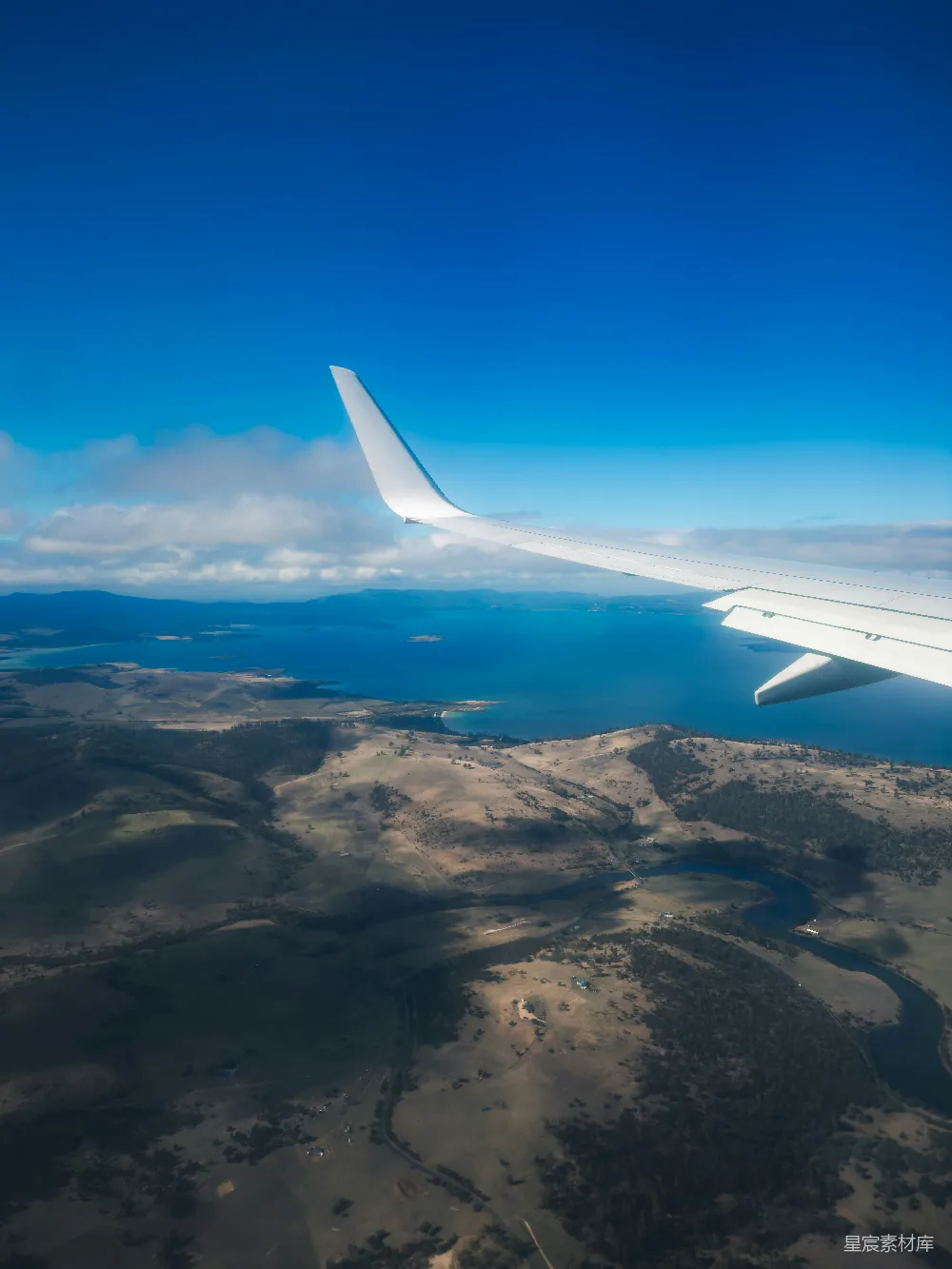 高清摄影 空中视角 飞机翼 海岸线 宁静 旅行 空中视角：飞机翼与宁静海岸线