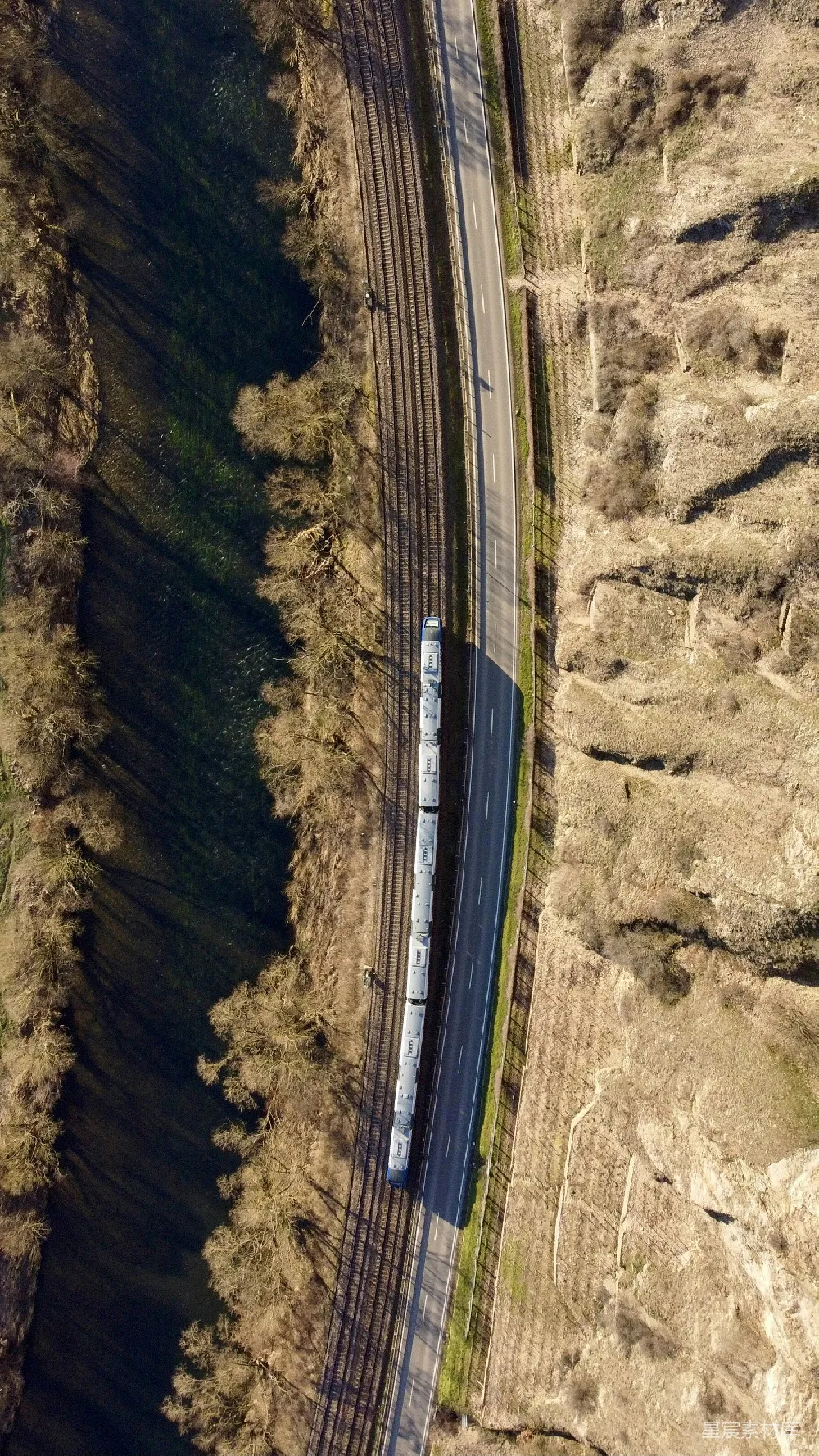 高清摄影 火车 铁轨 空中俯拍 自然景观 交通 空中俯瞰铁轨与火车