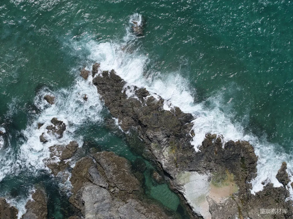高清摄影 海洋 航拍 自然美景 海岸线 动态 海浪与岩石的交响曲