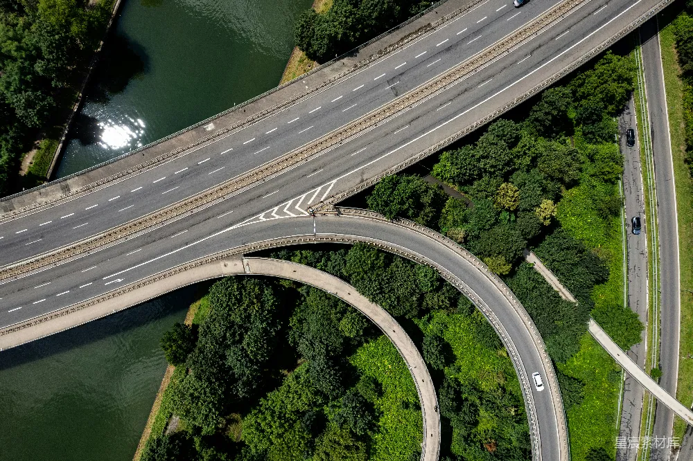 高清摄影 交通 高速公路 自然景观 道路设计 城市规划 俯瞰高速公路的鸟瞰图
