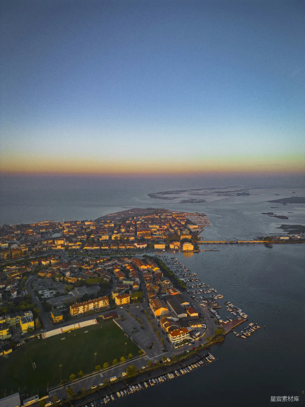 高清摄影 海滨小镇 日落 航拍 城市风光 自然美景 夕阳下的海滨小镇