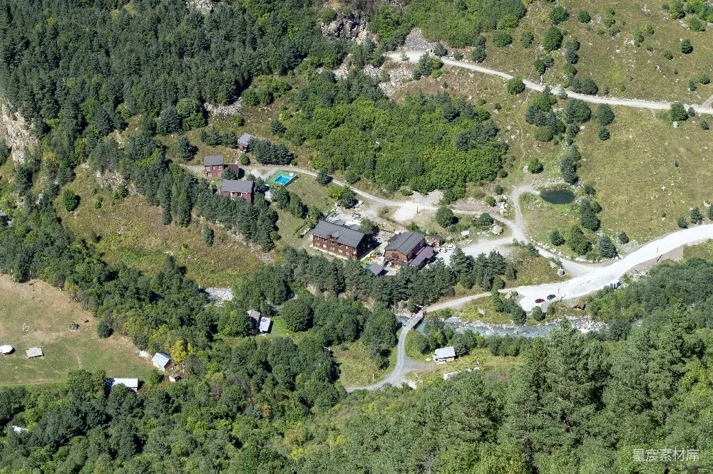 高清摄影 山谷 小屋 自然 航拍 乡村 山谷中的小屋航拍