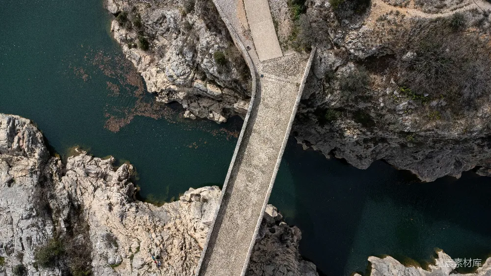 高清摄影 桥梁 悬崖 俯瞰 自然景观 旅途 悬崖间的桥梁俯瞰图