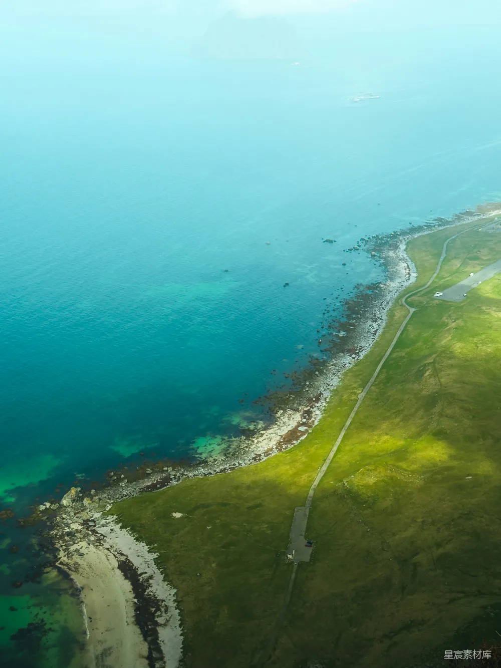 高清摄影 海岸线 航拍 自然风光 宁静 旅行 蔚蓝海岸：俯瞰宁静的海岸线