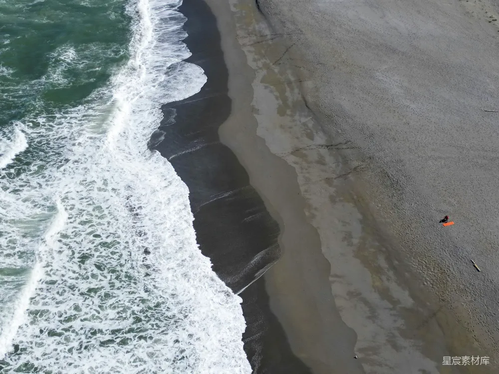 高清摄影 海岸线 沙滩 海洋 自然 宁静 海岸线上的波浪与沙滩