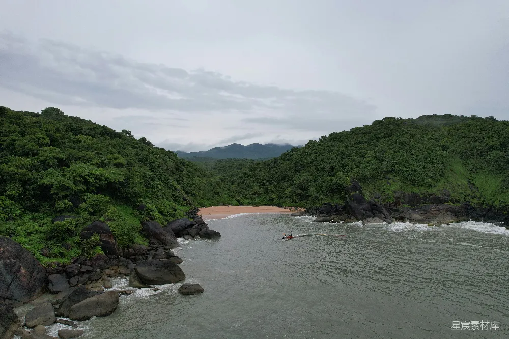 高清摄影 海滩 热带雨林 自然风光 休闲 户外活动 热带雨林中的宁静海滩