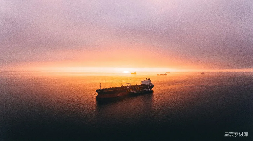 高清摄影 海洋 日落 货轮 自然风光 宁静 夕阳下的海上货轮