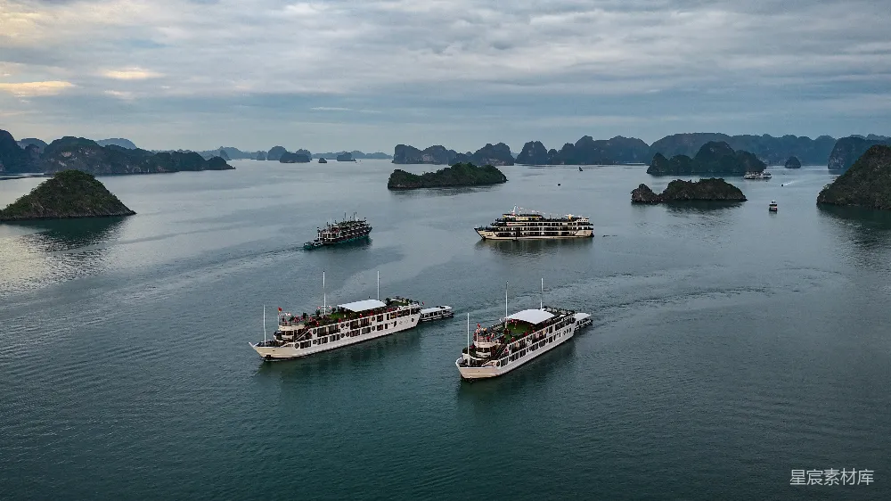 高清摄影 海景 岛屿 游船 自然风光 旅游 壮丽的海上岛屿与游船