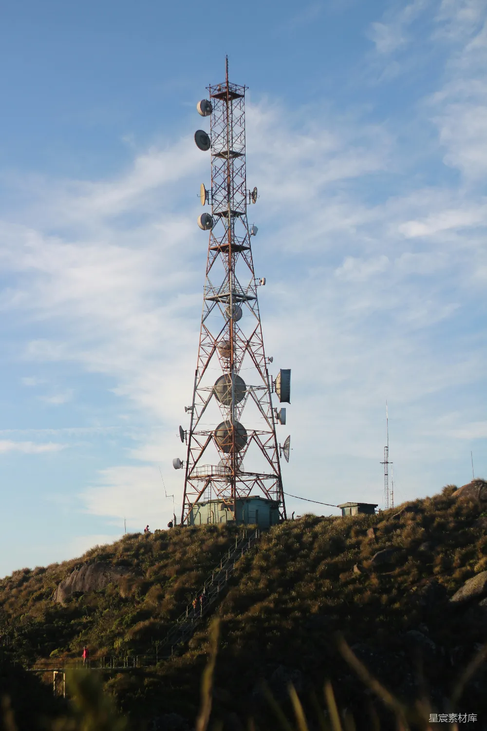 高清摄影 通信塔 工业景观 自然与技术 户外 基础设施 山巅上的通信塔