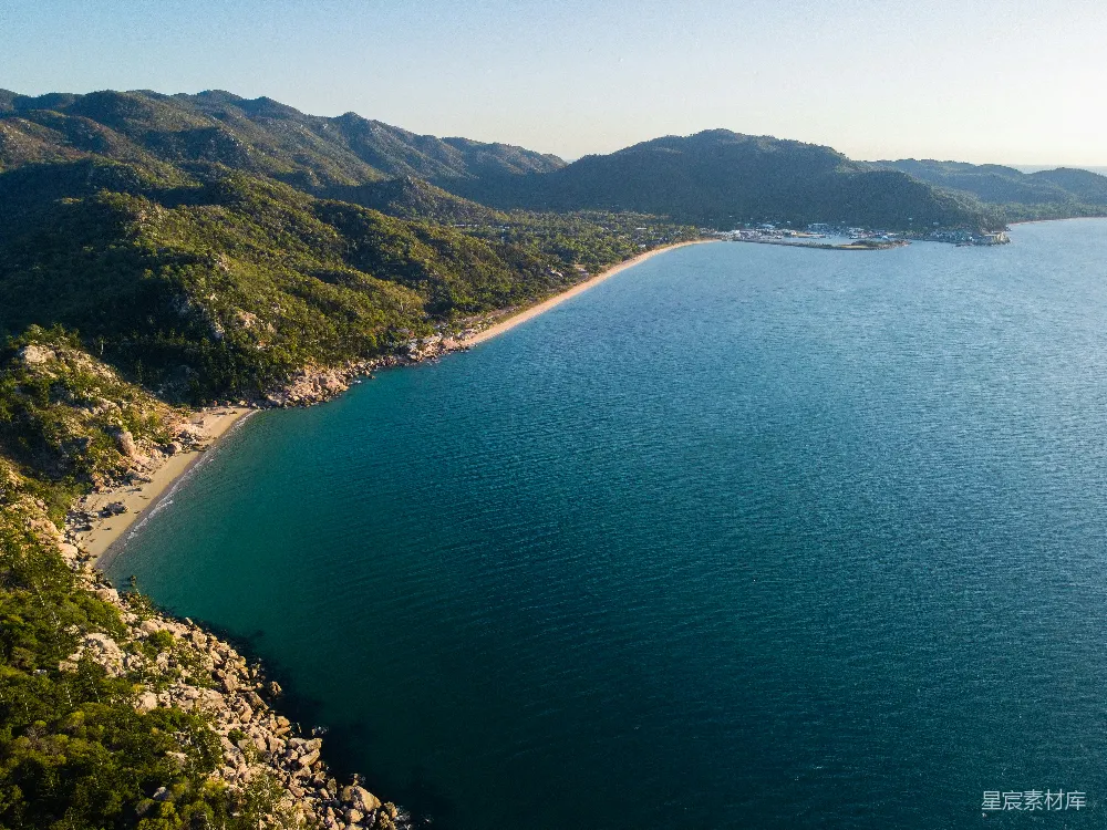高清摄影 海岸线 自然风光 宁静 山脉 海洋 海岸线上的宁静与壮丽