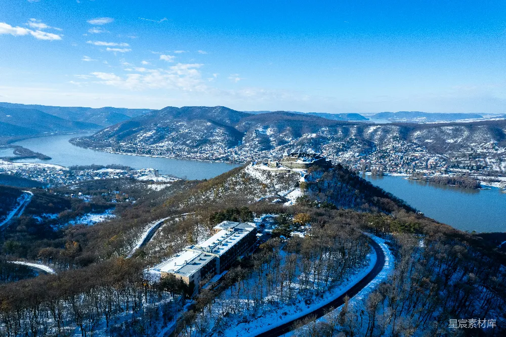 高清摄影 雪景 山间小镇 航拍 冬季 风景 冬日山间小镇俯瞰图
