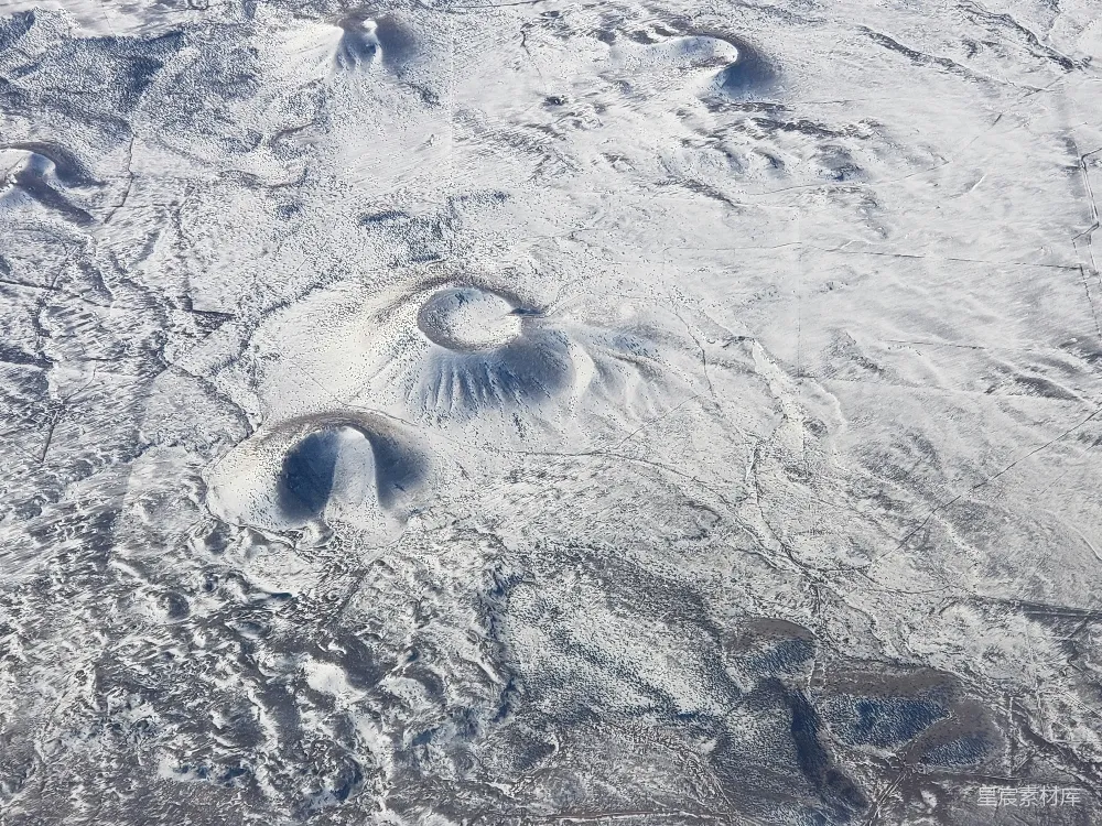 高清摄影 卫星图像 火山口 雪景 自然景观 地质学 雪覆盖的火山口卫星视角