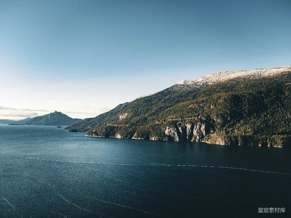 高清摄影 自然风光 山地景观 湖泊 宁静 户外 宁静的湖畔山脉
