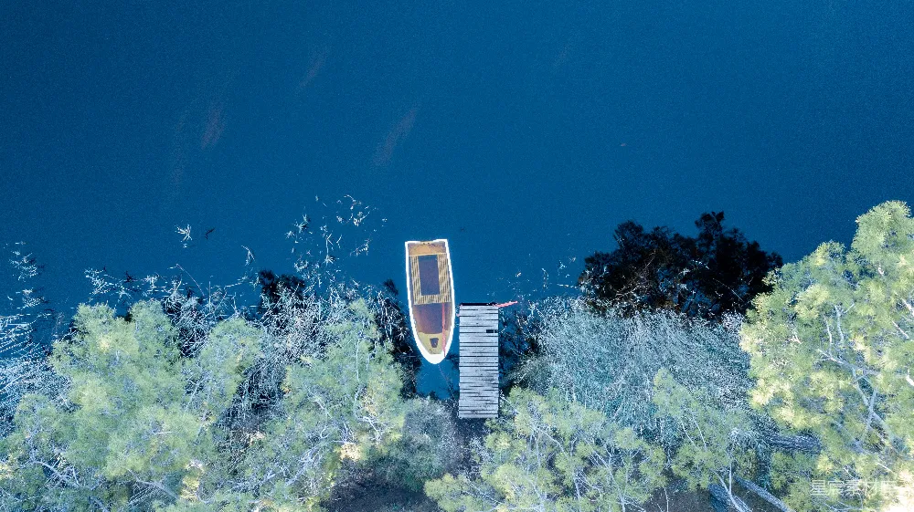 高清摄影 自然风光 航拍 宁静 小屋 湖景 湖畔静谧的小屋与小舟