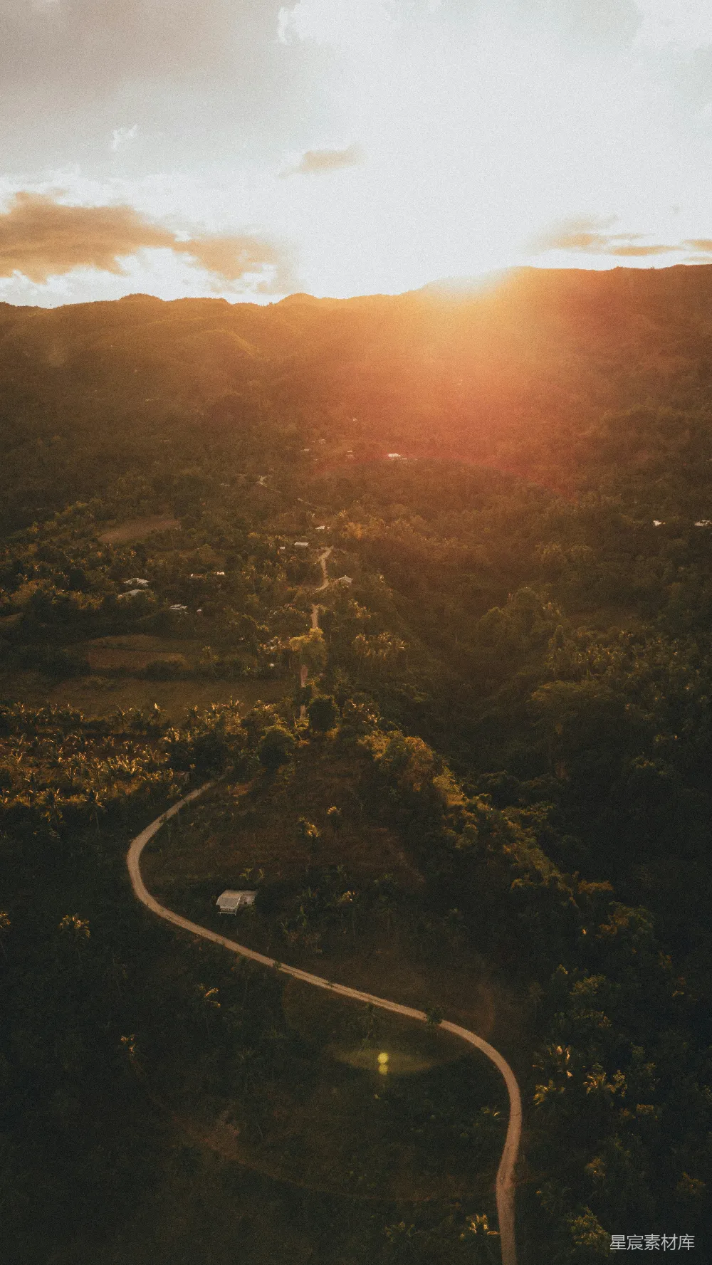 高清摄影 夕阳 山路 自然风光 宁静 旅行 夕阳下的山路