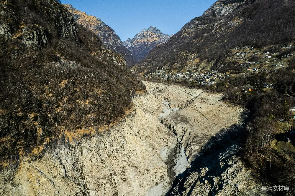 高清摄影 山谷 村庄 山崩 自然景观 户外 山谷中的村庄与山崩遗迹