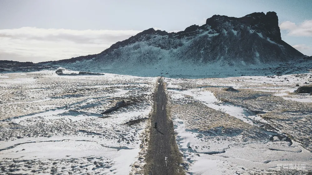 高清摄影 雪地 孤独 山脉 自然风光 旅行 雪地中的孤独身影