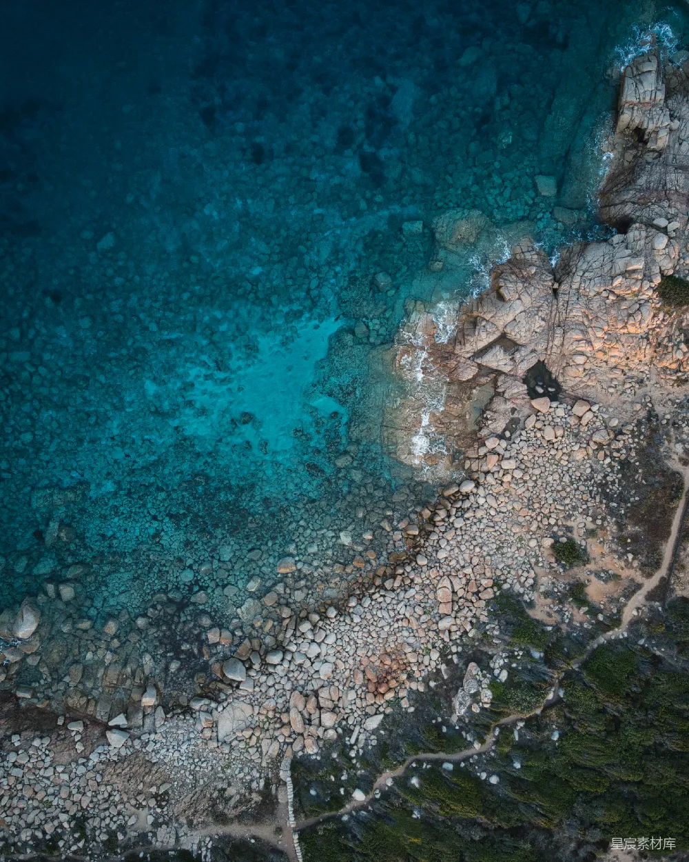 高清摄影 海岸线 岩石 清澈海水 俯瞰图 自然风光 海岸岩石与清澈海水的俯瞰