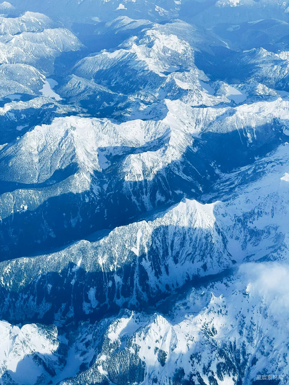 高清摄影 山脉 雪景 航拍 自然风光 冬季 雪覆盖的山脉航拍