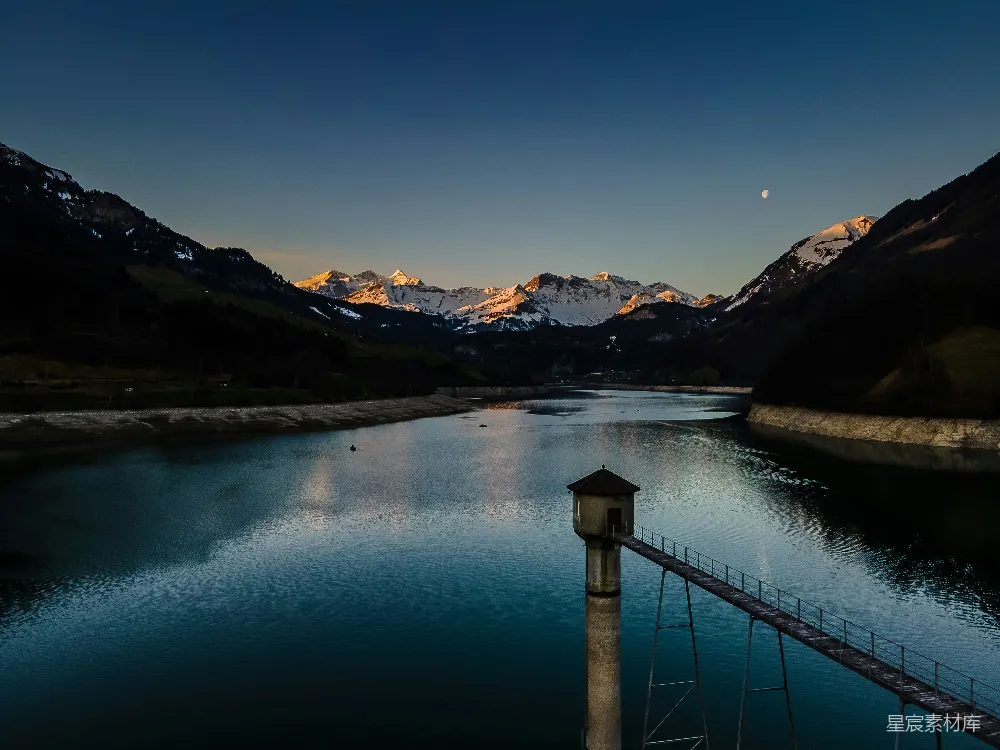 高清摄影 黄昏 湖泊 山脉 宁静 自然 黄昏时分的湖畔山景