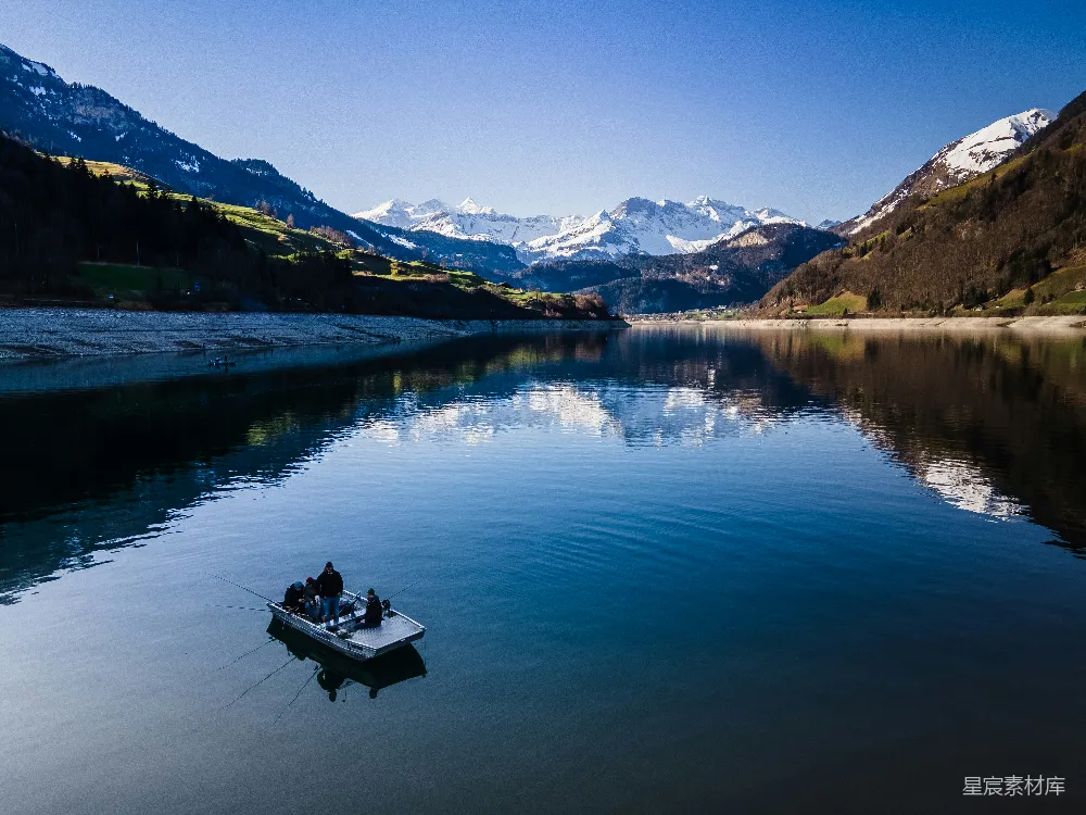 高清摄影 自然风光 宁静 雪山 湖景 户外 雪山倒影中的宁静湖景