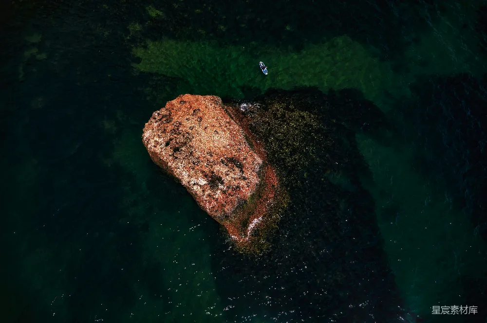 高清摄影 海洋 冲浪 航拍 自然 休闲 海中孤石上的冲浪者