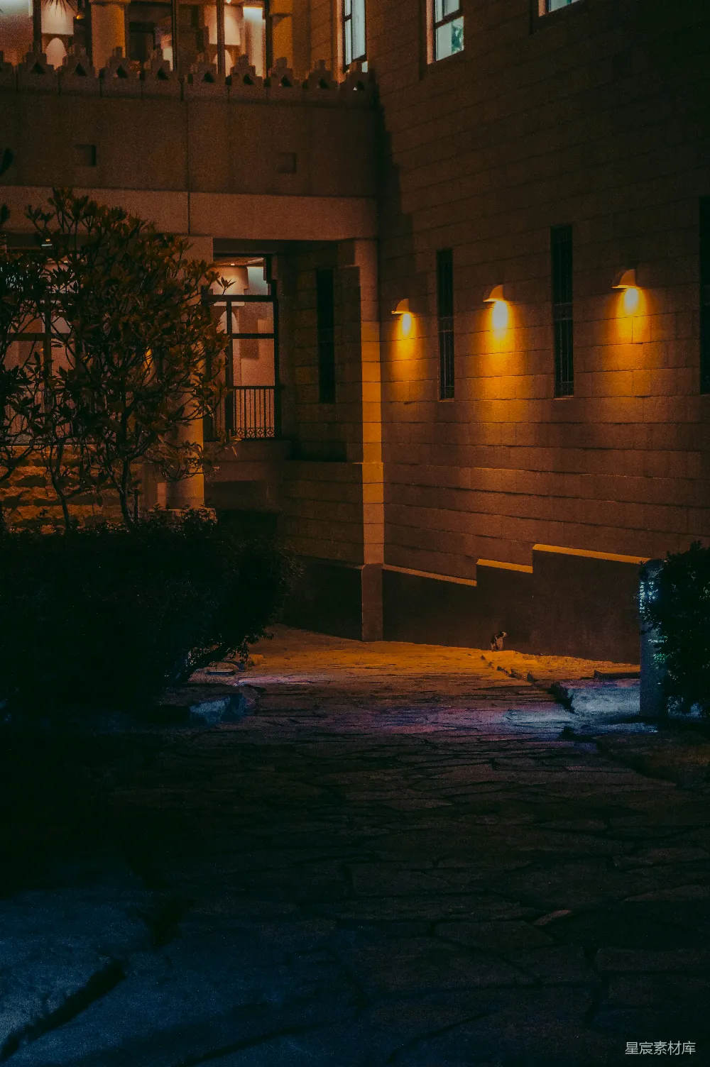 高清摄影 夜晚 石板路 古建筑 城市景观 静谧 夜晚的石板路与古建筑
