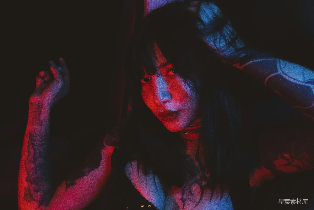 高清摄影 纹身 霓虹灯 时尚 人物 夜景 霓虹下的神秘纹身女孩