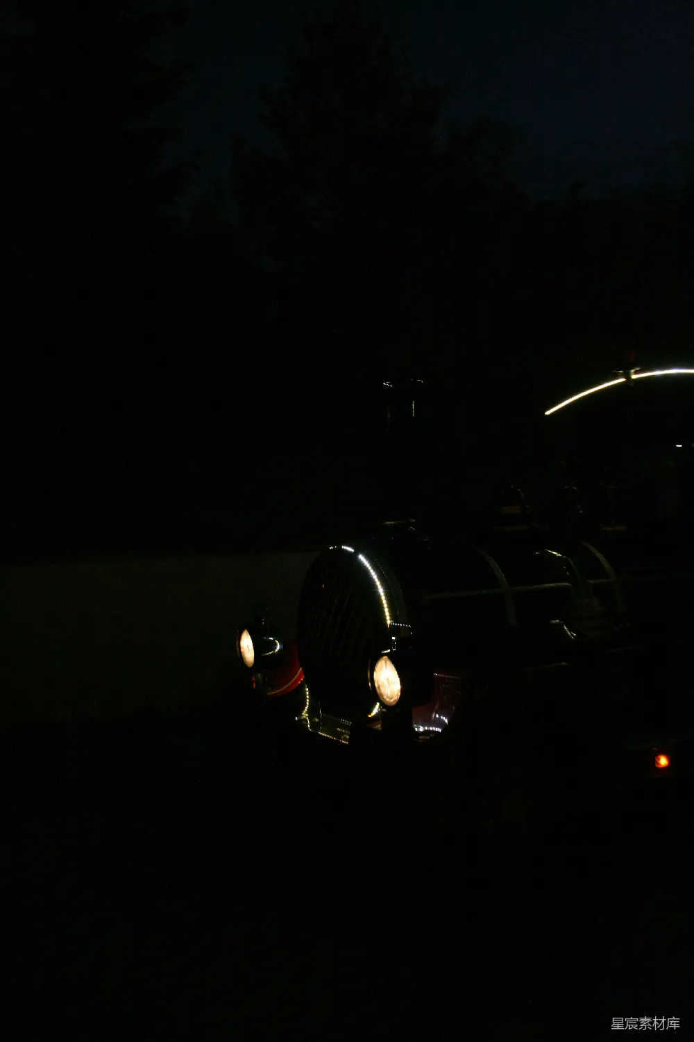 高清摄影 复古 夜景 车灯 黑暗 怀旧 夜幕下的复古车灯