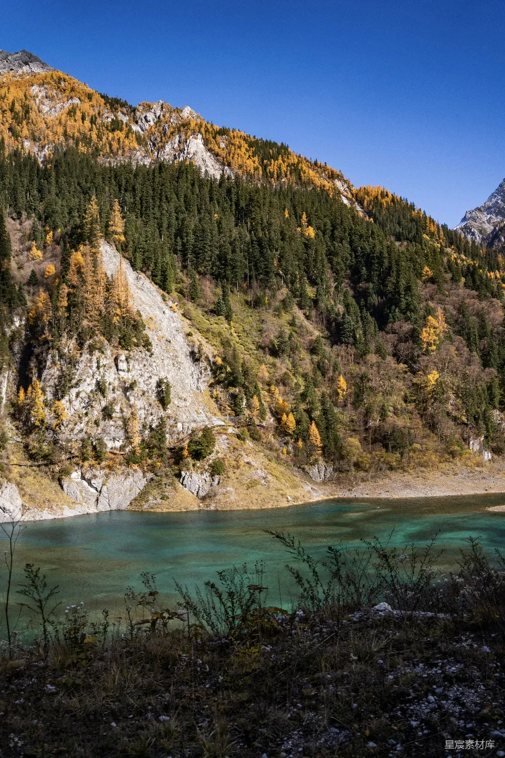 高清摄影 自然风光 秋季 湖畔 山脉 宁静 秋日山间静谧湖景