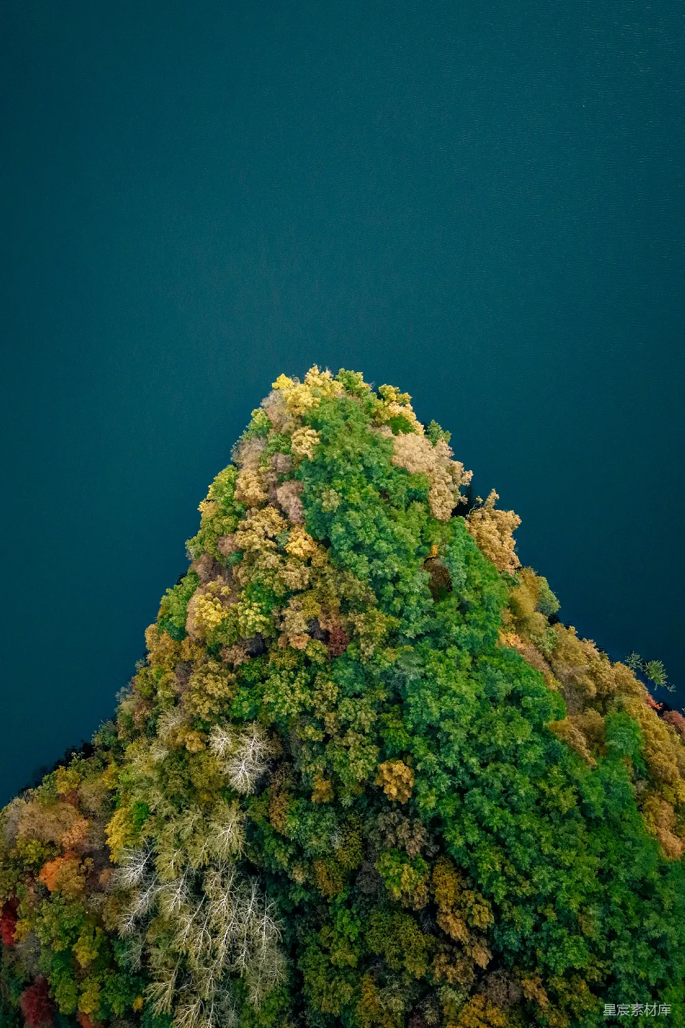 高清摄影 秋季 山脉 自然风光 航拍 森林 秋日山峰