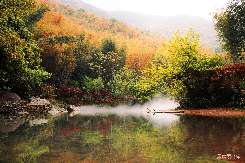 高清摄影 自然风光 秋景 宁静 山林 湖泊 秋日山林中的宁静湖泊