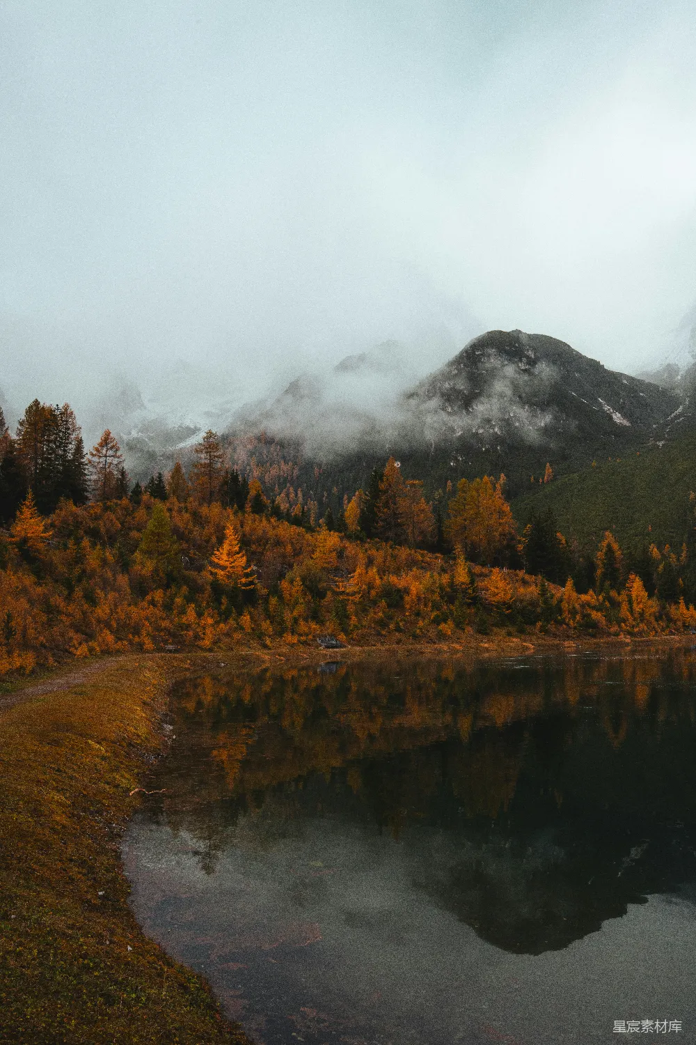高清摄影 秋景 山林 倒影 宁静 自然 秋日雾山倒影湖