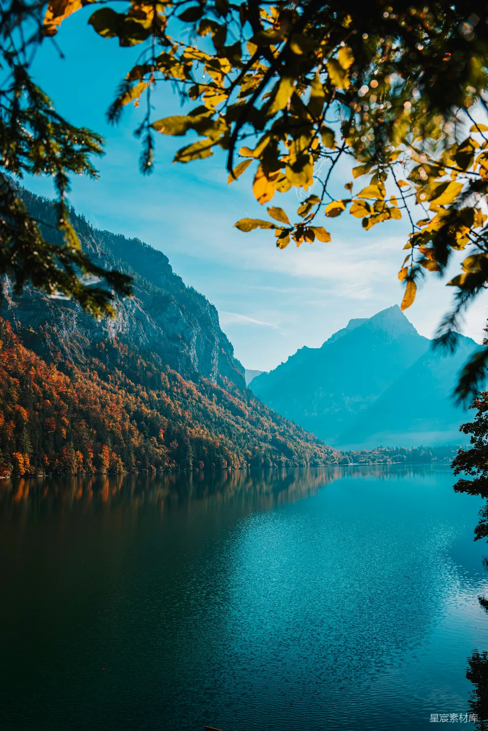 高清摄影 自然风光 秋天 湖泊 山脉 宁静 秋日湖畔的静谧美景