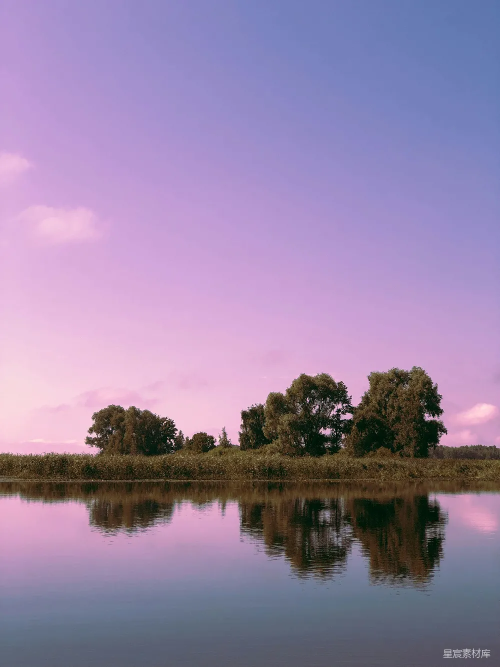 高清摄影 自然风光 宁静 日落 湖面 紫色 紫色黄昏下的静谧湖景