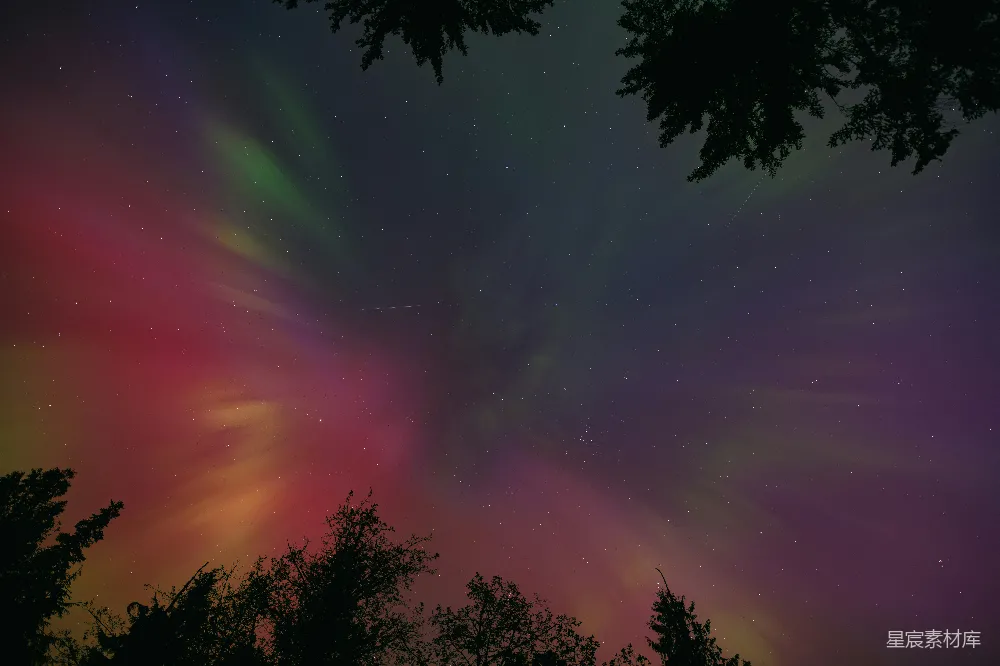 高清摄影 极光 夜景 自然风光 星空 宁静 极光下的夜空