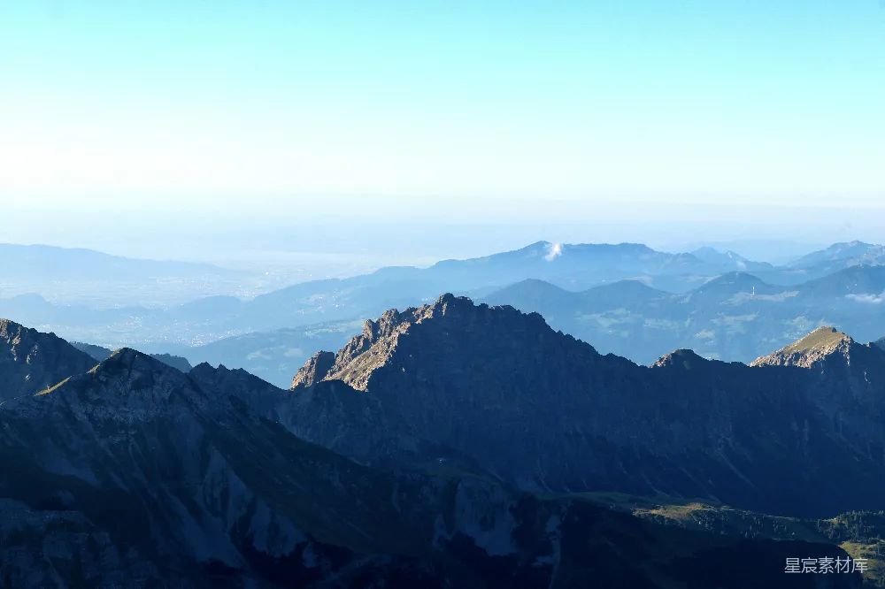 高清摄影 山脉 自然风光 户外旅行 清晨景色 宁静 山顶远眺，群山环绕