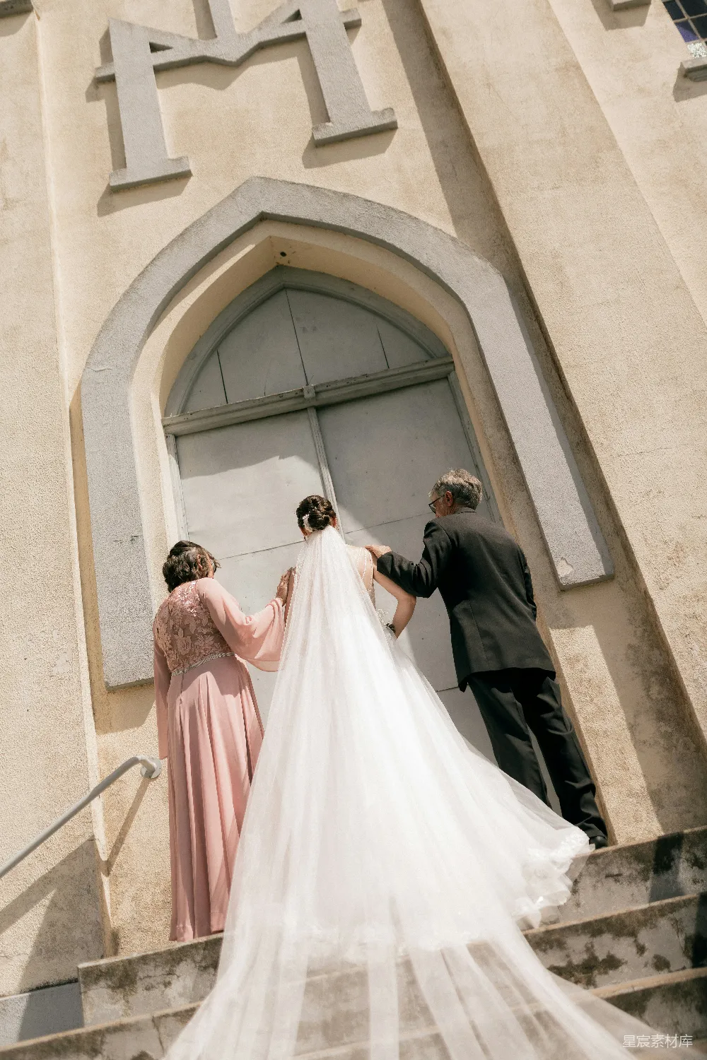 高清摄影 婚礼 教堂 家庭 幸福 传统 婚礼前的温馨场景