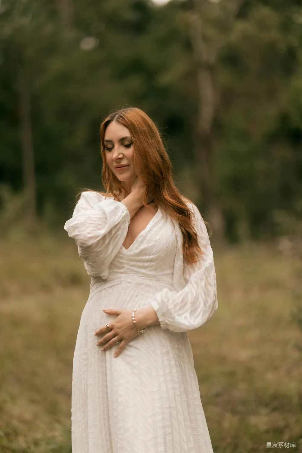高清摄影 怀胎 自然 孕妇 母爱 温柔 怀中宝贝：孕妈在自然中的温柔时刻