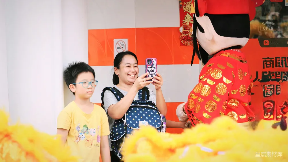 高清摄影 亲子时光 吉祥物 家庭活动 拍照留念 节日氛围 亲子互动，与吉祥物合影