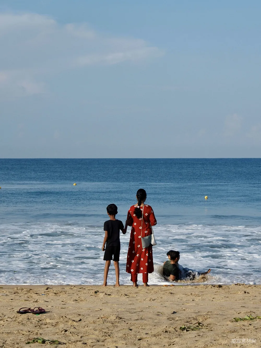 高清摄影 海滩 家庭 亲子 休闲 自然 海边的温馨时光