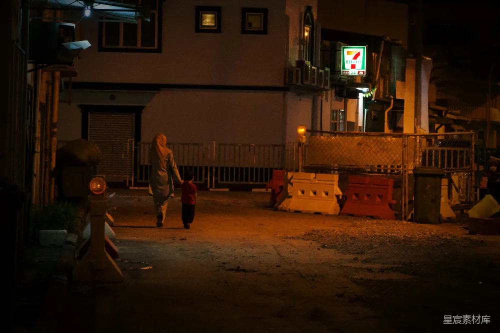 高清摄影 夜景 母子 城市 街道 灯光 夜色中的母子同行