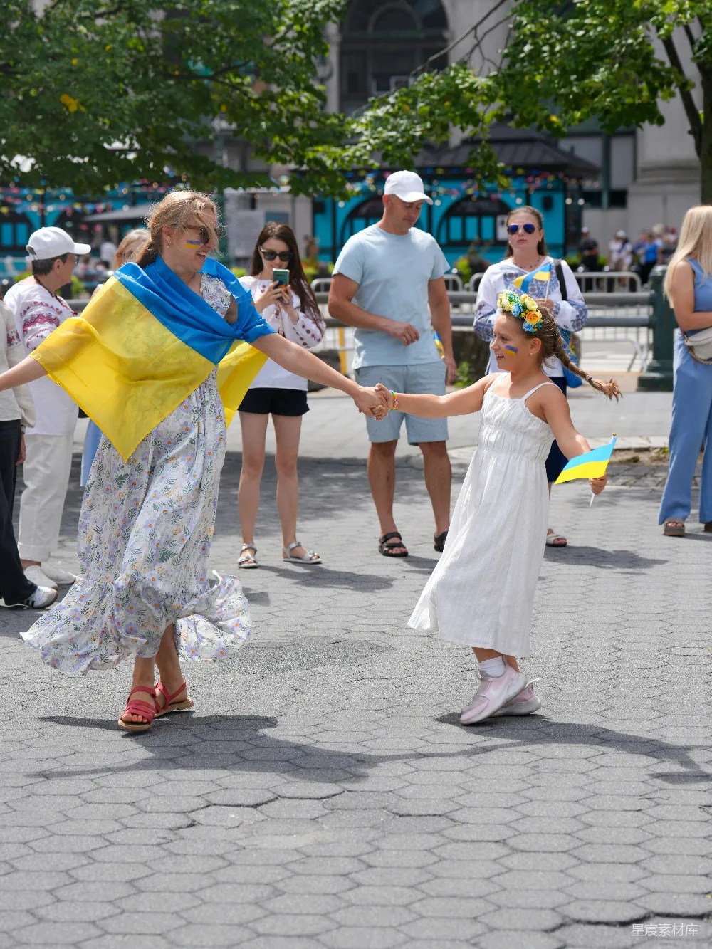 高清摄影 节日 亲子活动 文化庆典 乌克兰文化 团结 乌克兰文化节活动中的温馨互动