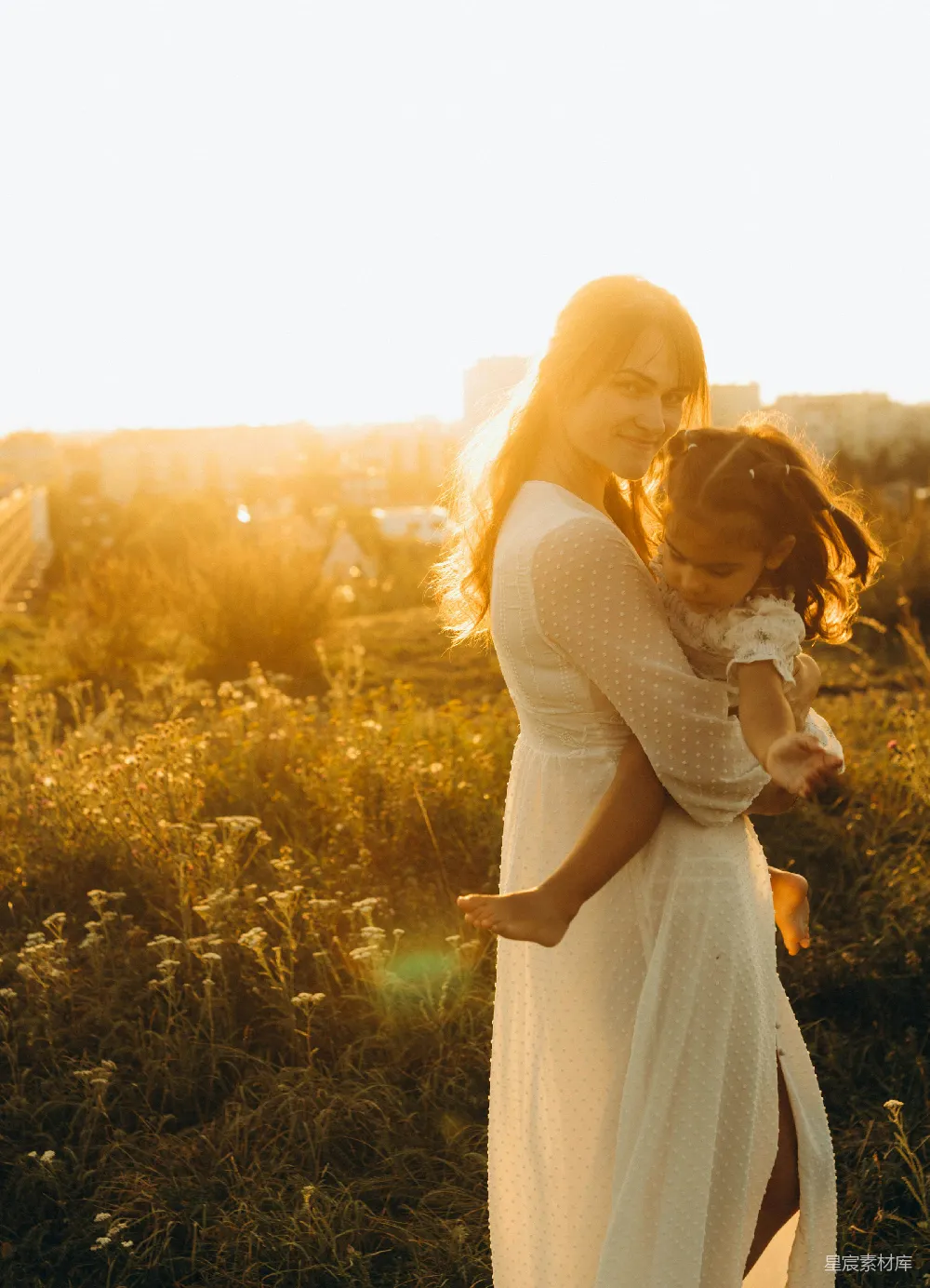 高清摄影 家庭 自然 夕阳 母女 温馨 夕阳下的母女时光
