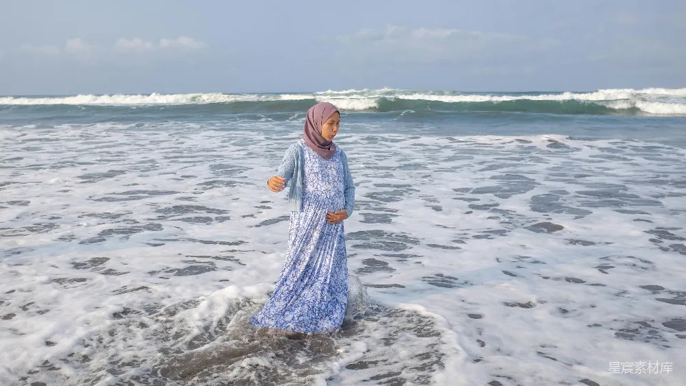 高清摄影 海滩 女性 长裙 海浪 休闲 海边漫步的女性