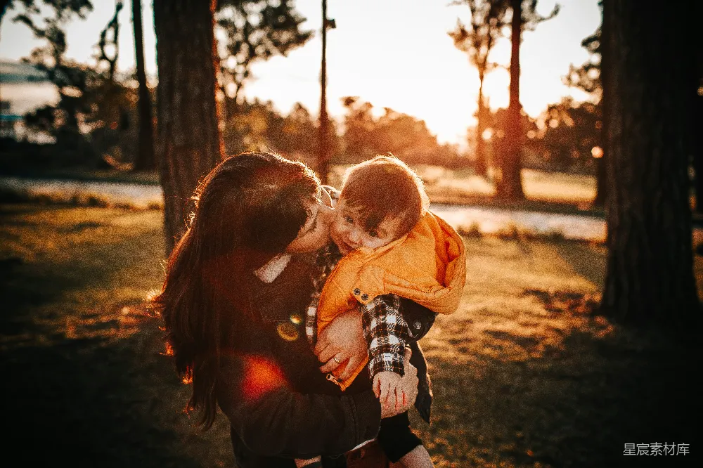 高清摄影 母子 夕阳 温馨 亲情 家庭 夕阳下的母子时光