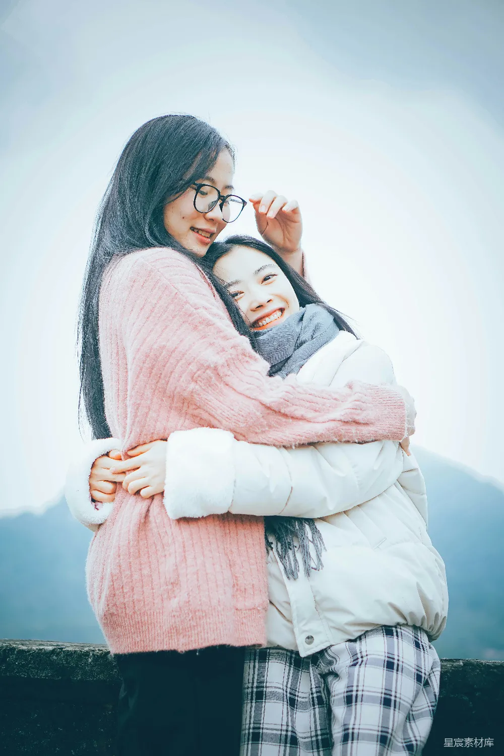 高清摄影 友情 温馨 户外 青春 自然 温暖的拥抱