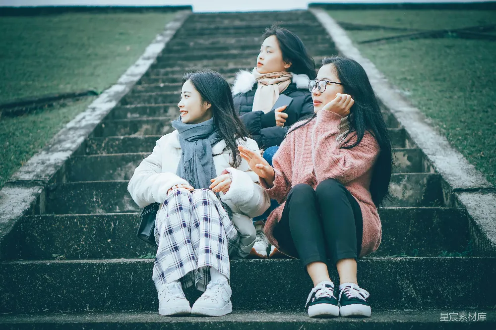 高清摄影 青春 友谊 自然 休闲 学生 青春时光：三个女孩在台阶上谈笑