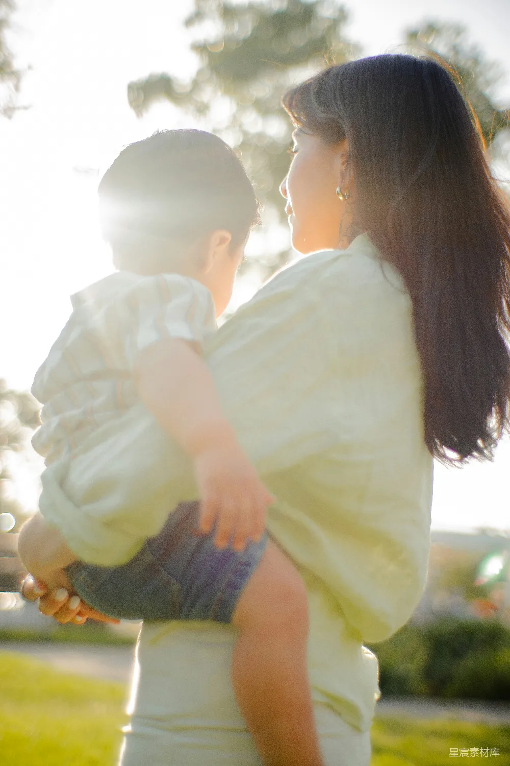 高清摄影 母子 夕阳 温馨 家庭 亲子 夕阳下的温馨母子时光